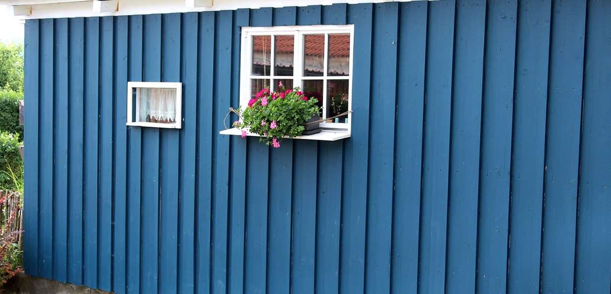 Blaue Kreidefarbe für ein altes Gartenhaus